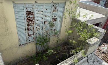 Casa sobre dos lotes de 3 ambientes con cochera y jardín - Wilde