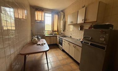 Casa sobre dos lotes de 3 ambientes con cochera y jardín - Wilde