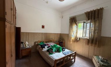 Casa sobre dos lotes de 3 ambientes con cochera y jardín - Wilde