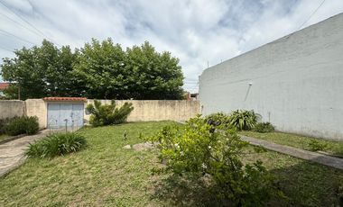 Casa sobre dos lotes de 3 ambientes con cochera y jardín - Wilde