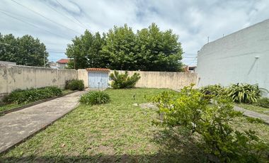 Casa sobre dos lotes de 3 ambientes con cochera y jardín - Wilde