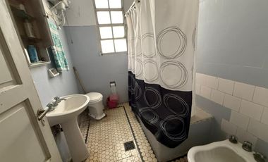 Casa sobre dos lotes de 3 ambientes con cochera y jardín - Wilde