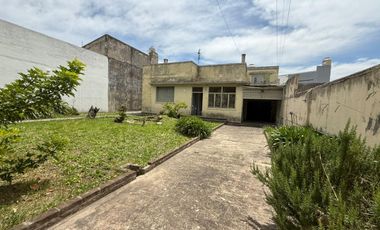 Casa sobre dos lotes de 3 ambientes con cochera y jardín - Wilde