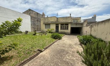 Casa sobre dos lotes de 3 ambientes con cochera y jardín - Wilde