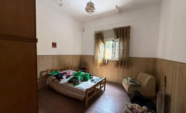 Casa sobre dos lotes de 3 ambientes con cochera y jardín - Wilde