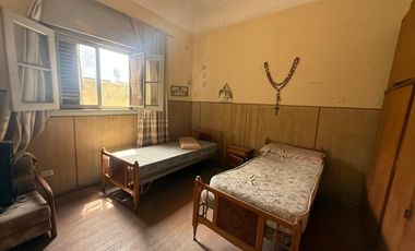 Casa sobre dos lotes de 3 ambientes con cochera y jardín - Wilde