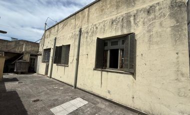 Casa sobre dos lotes de 3 ambientes con cochera y jardín - Wilde