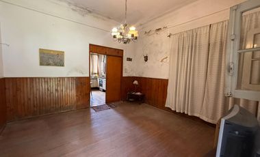 Casa sobre dos lotes de 3 ambientes con cochera y jardín - Wilde