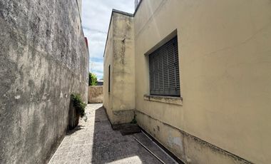 Casa sobre dos lotes de 3 ambientes con cochera y jardín - Wilde
