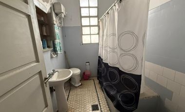 Casa sobre dos lotes de 3 ambientes con cochera y jardín - Wilde