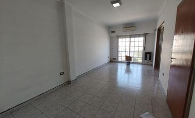 Departamento en  alquiler 3 ambientes con cochera