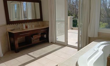 Casa con 3 dormitorios en alquiler anual en Santa Bárbara