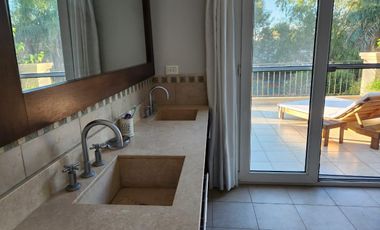 Casa con 3 dormitorios en alquiler anual en Santa Bárbara