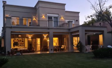 Casa con 3 dormitorios en alquiler anual en Santa Bárbara