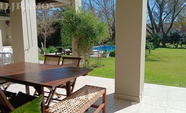 Casa con 3 dormitorios en alquiler anual en Santa Bárbara