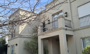 Casa con 3 dormitorios en alquiler anual en Santa Bárbara