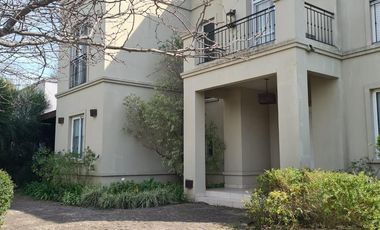 Casa con 3 dormitorios en alquiler anual en Santa Bárbara