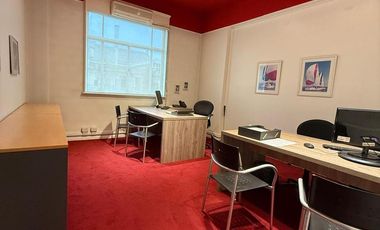 Amplia y Luminosa Oficina totalmente amoblada . Al frente. Vista abierta. a pazos plaza de Mayo