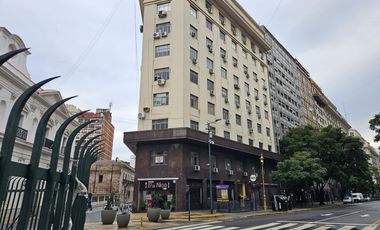 Amplia y Luminosa Oficina totalmente amoblada . Al frente. Vista abierta. a pazos plaza de Mayo