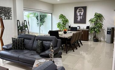 Casa en venta en Valle Imperial Jardines del Palacio Real