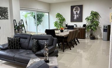 Casa en venta en Valle Imperial Jardines del Palacio Real