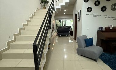 Casa en venta en Valle Imperial Jardines del Palacio Real