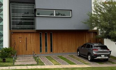 Casa en venta en Valle Imperial Jardines del Palacio Real