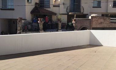 CASA EN RENTA EN CUMBRES