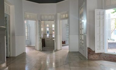 Amplia Casona para uso Comercial B° General Paz