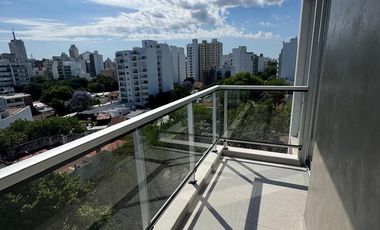 Departamento en venta un dormitorio sexto piso con balcón al frente sobre calle 17 esquina 42