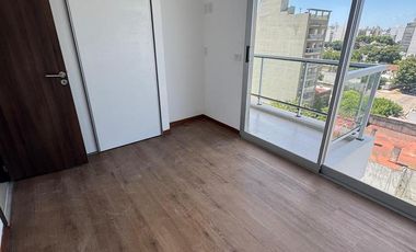 Departamento en venta un dormitorio cuarto piso con balcón al frente sobre calle 17 esquina 42