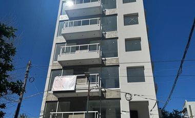 Departamento en venta un dormitorio sexto piso con balcón al frente sobre calle 17 esquina 42
