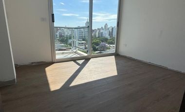 Departamento en venta un dormitorio sexto piso con balcón al frente sobre calle 17 esquina 42