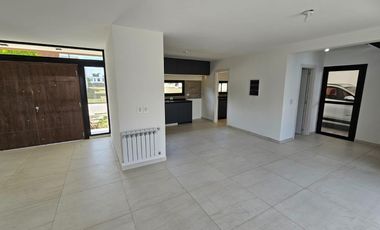 Casa Venta en Distrito Sur. 3 dormitorios escritorio