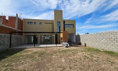 Casa Venta en Distrito Sur. 3 dormitorios escritorio