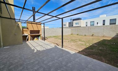 Casa Venta en Distrito Sur. 3 dormitorios escritorio