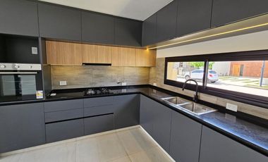 Casa Venta en Distrito Sur. 3 dormitorios escritorio