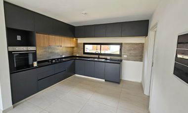 Casa Venta en Distrito Sur. 3 dormitorios escritorio