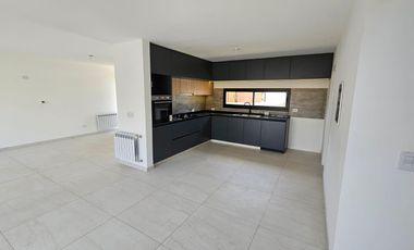 Casa Venta en Distrito Sur. 3 dormitorios escritorio