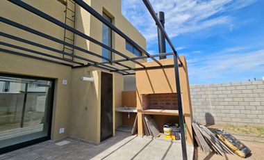 Casa Venta en Distrito Sur. 3 dormitorios escritorio