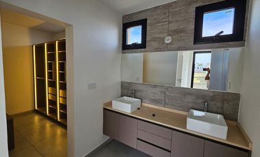 Casa Venta en Distrito Sur. 3 dormitorios escritorio