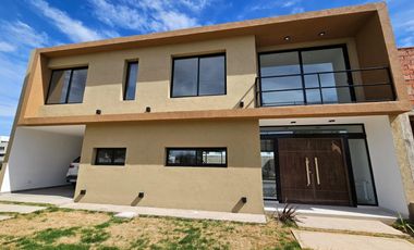 Casa Venta en Distrito Sur. 3 dormitorios escritorio