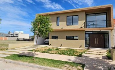 Casa Venta en Distrito Sur. 3 dormitorios escritorio