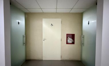 Excelente Oficina en alquiler sobre Uruguay al 2500 de 123 m2 .