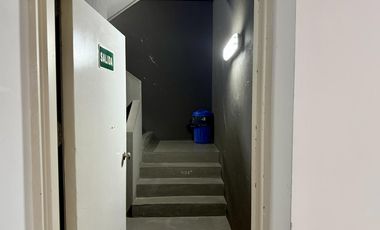 Excelente Oficina en alquiler sobre Uruguay al 2500 de 123 m2 .