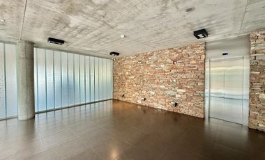 Excelente Oficina en alquiler sobre Uruguay al 2500 de 123 m2 .