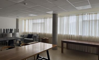 Excelente Oficina en alquiler sobre Uruguay al 2500 de 123 m2 .