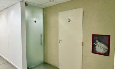 Excelente Oficina en alquiler sobre Uruguay al 2500 de 123 m2 .