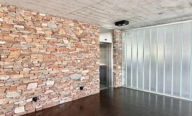 Excelente Oficina en alquiler sobre Uruguay al 2500 de 123 m2 .