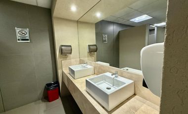 Excelente Oficina en alquiler sobre Uruguay al 2500 de 123 m2 .